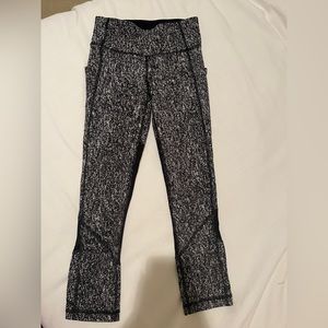 Lululemon Size 4 Black And White Marbled Pattern Athletic Leggings, Mesh On Bott